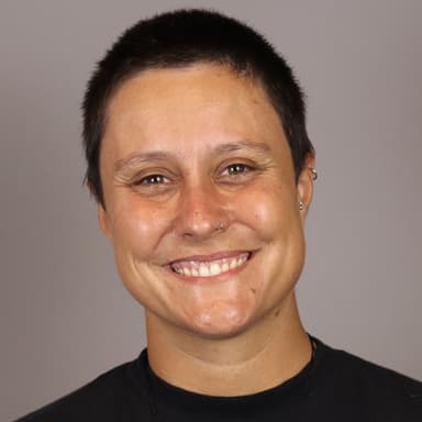 CEO da Aurum, mulher branca, olhos claros e cabelo curto sorrindo
